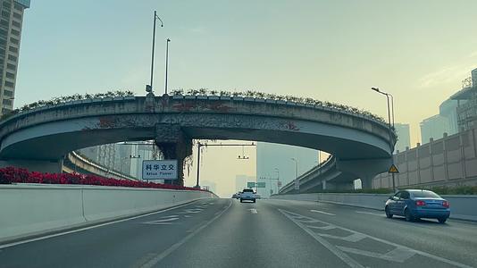 实拍四川成都冬季清晨的二环路高架道路视频的预览图