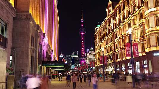 南京路步行街人群人流延时夜景视频的预览图