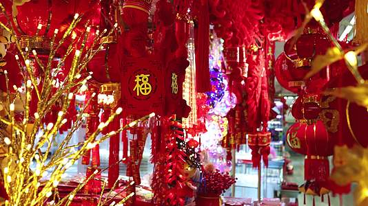 豫园商店悬挂的春节新年装饰品吉祥物品视频的预览图