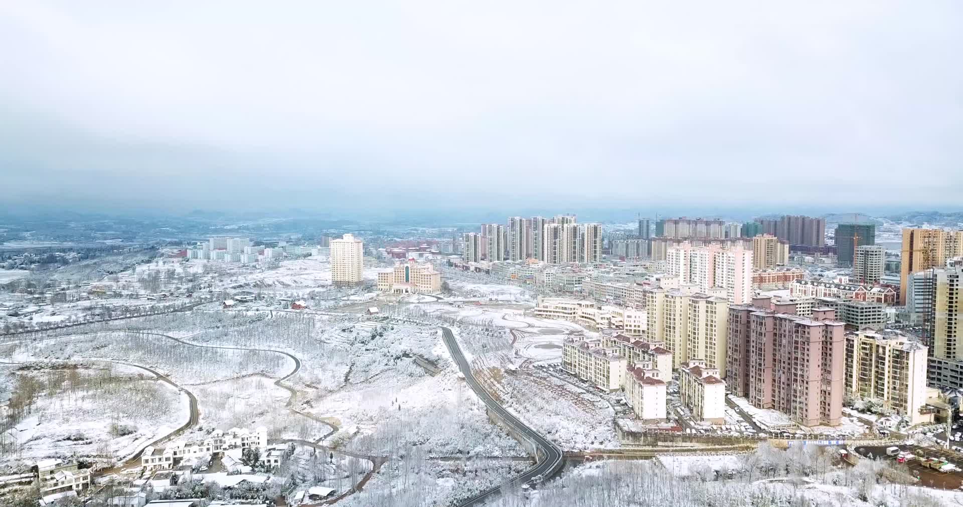 无人机4K航拍城边的雪景视频的预览图