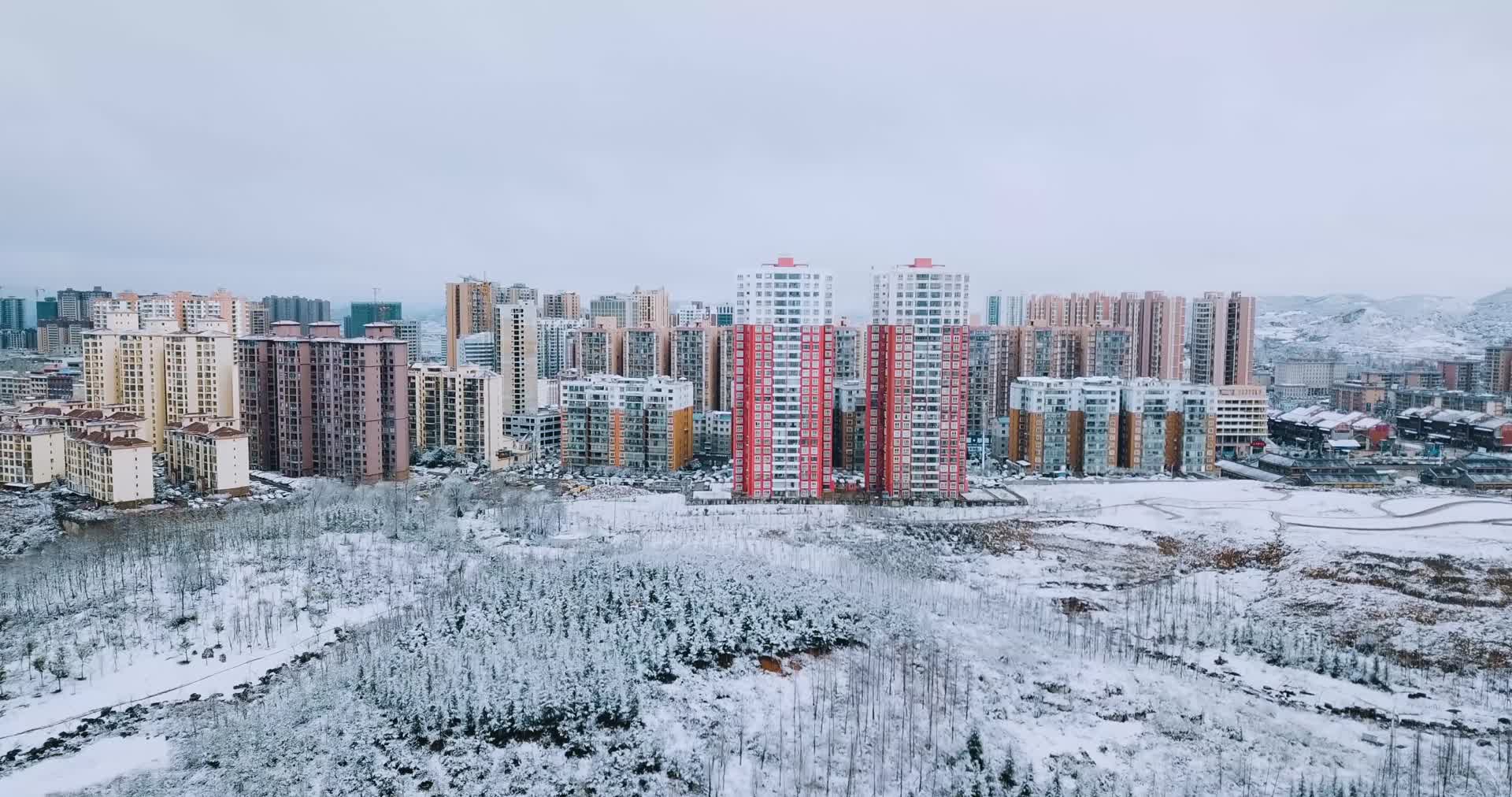 无人机4K航拍城郊的雪景视频的预览图