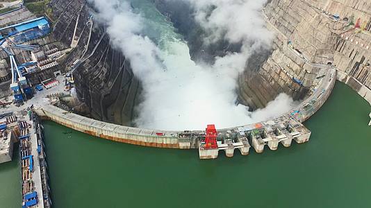 108白鹤滩水电站大坝顶部航拍4视频的预览图