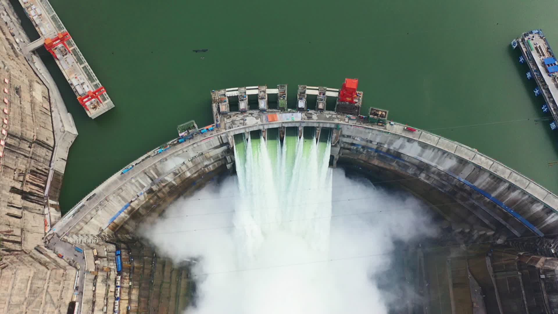白鹤滩水电站大坝顶部航拍2视频的预览图