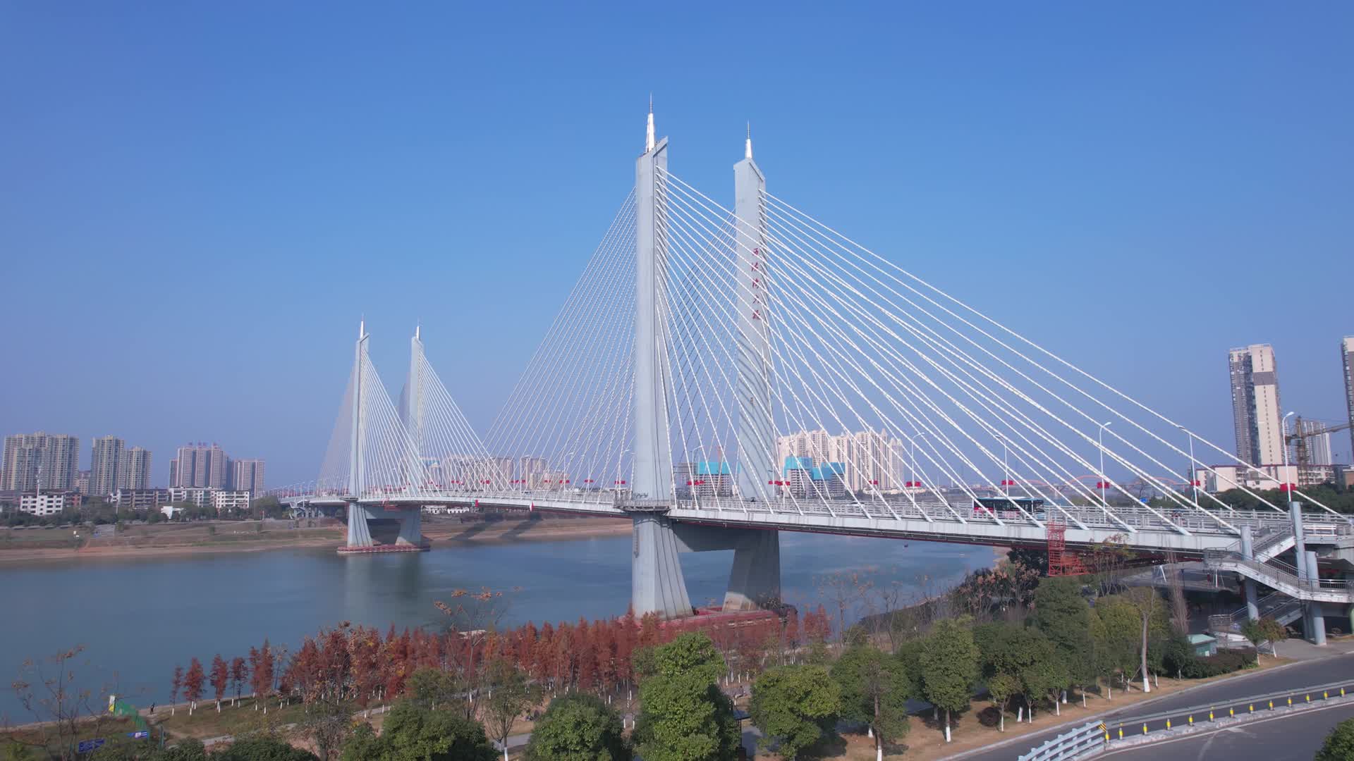 益阳西流湾大桥4k航拍视频视频的预览图