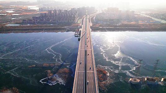 天津冬季独流减河上的团泊新桥风光视频的预览图