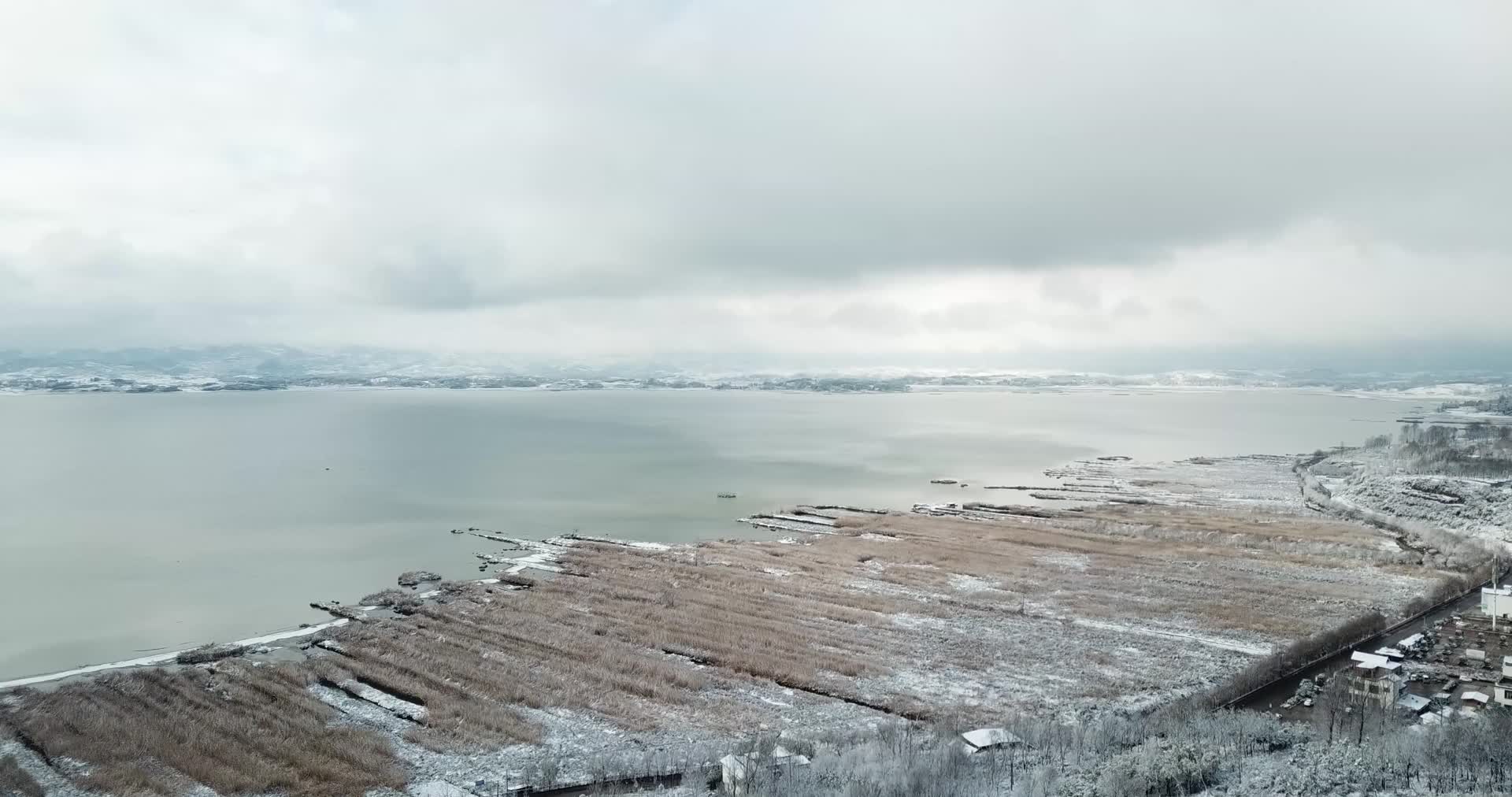 无人机4k航拍海边冬季的雪景视频的预览图