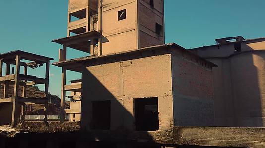 无人机航拍夕阳下废弃的楼房视频的预览图