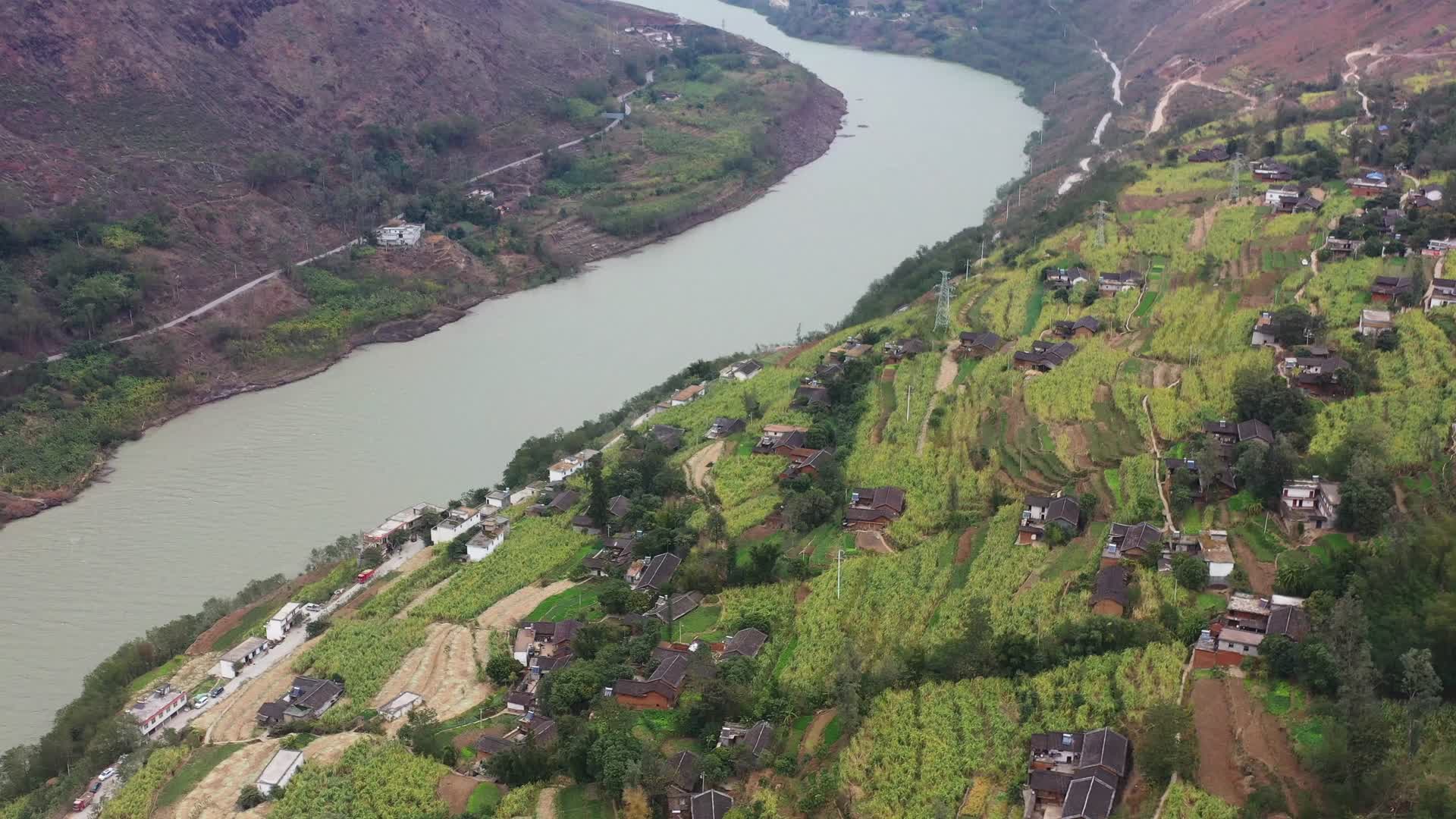 山村河流航拍视频的预览图