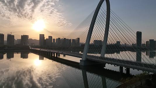 航拍西安浐灞彩虹桥夕阳大景视频的预览图