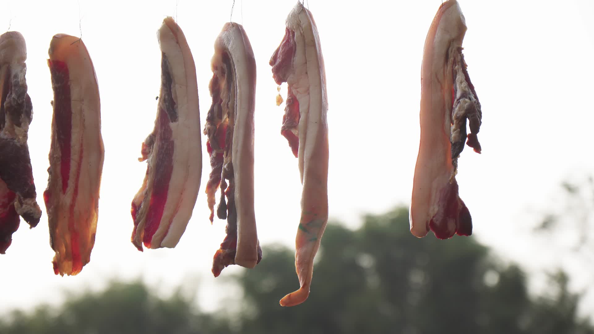 乡村腊肉晒腊肉挂腊肉过年农村腊肉视频的预览图