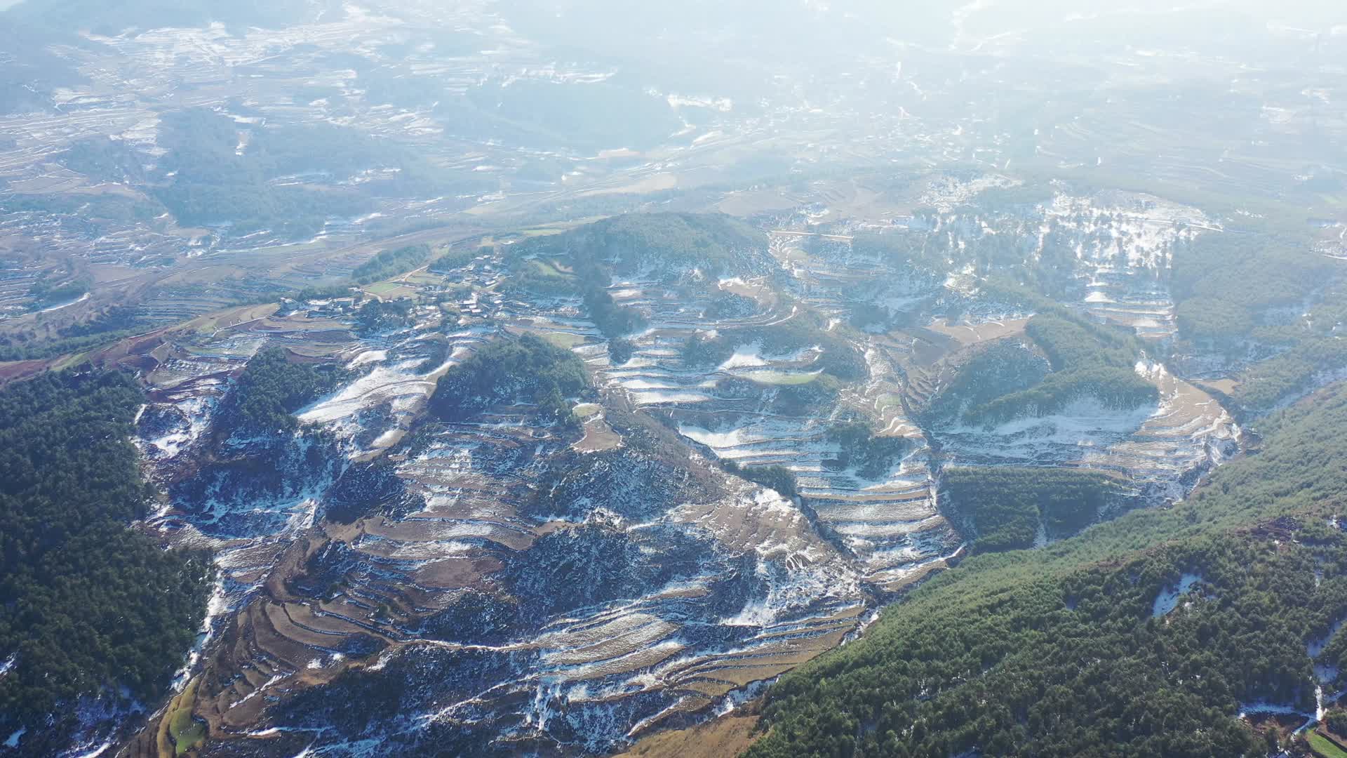 高山雪景航拍视频的预览图
