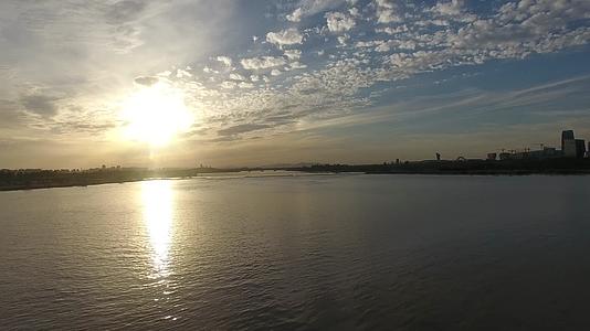 航拍正定新区滹沱河黄昏景色视频的预览图