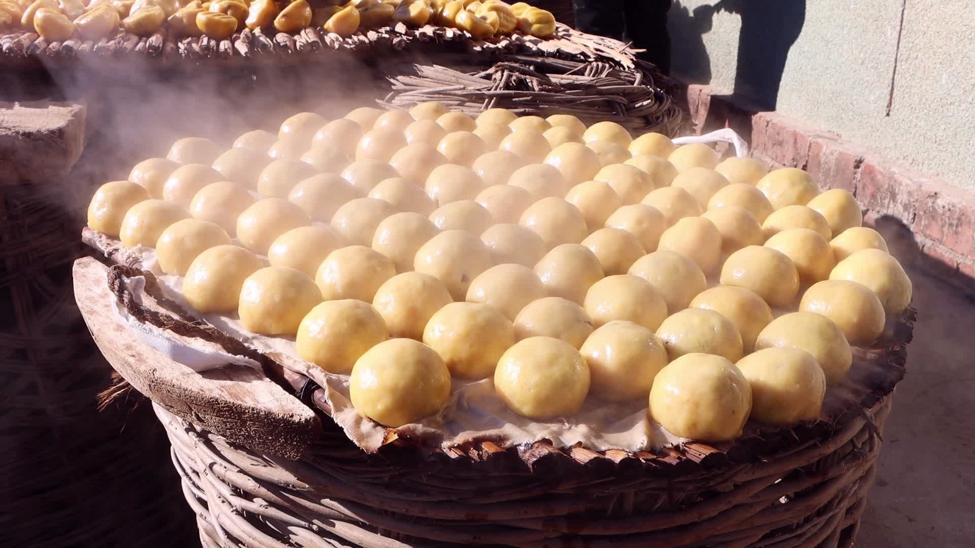 新出锅的粘豆包实拍视频的预览图