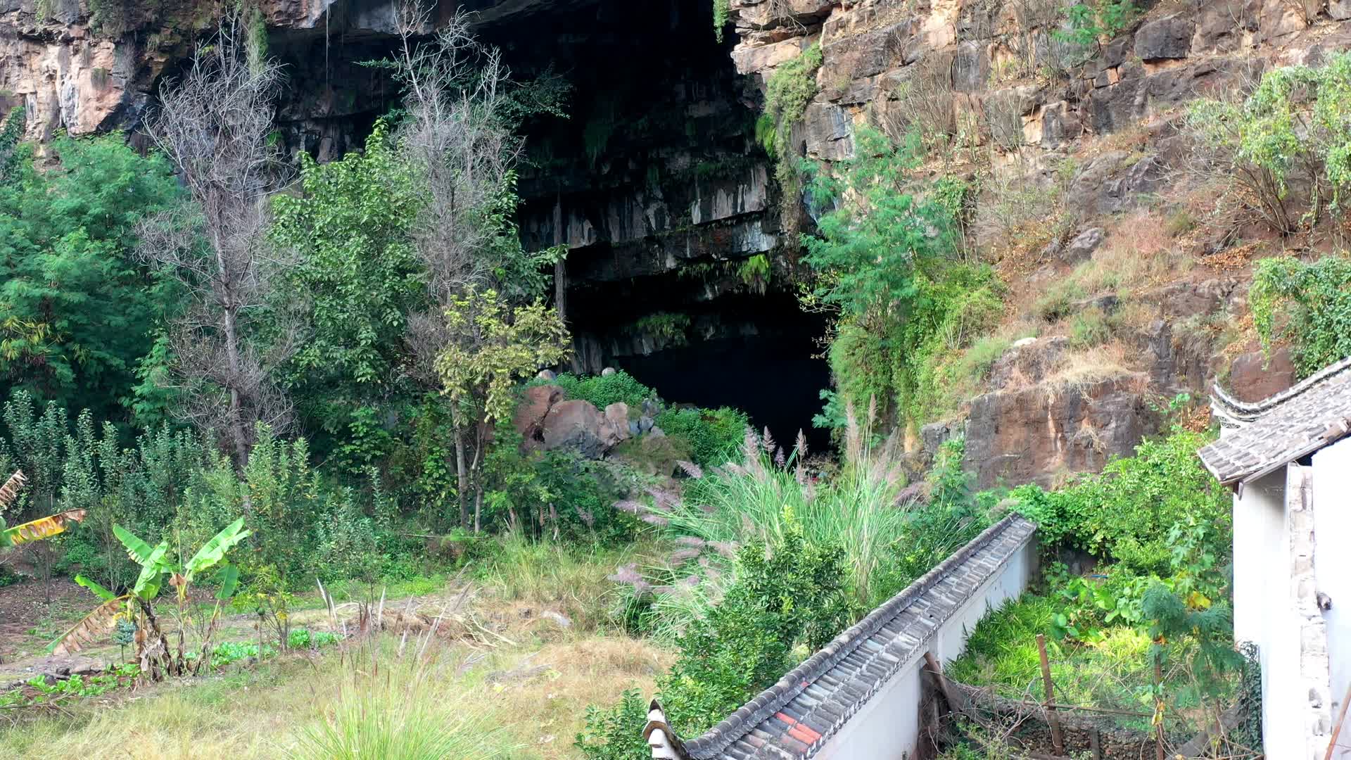 天然景观山洞航拍视频的预览图