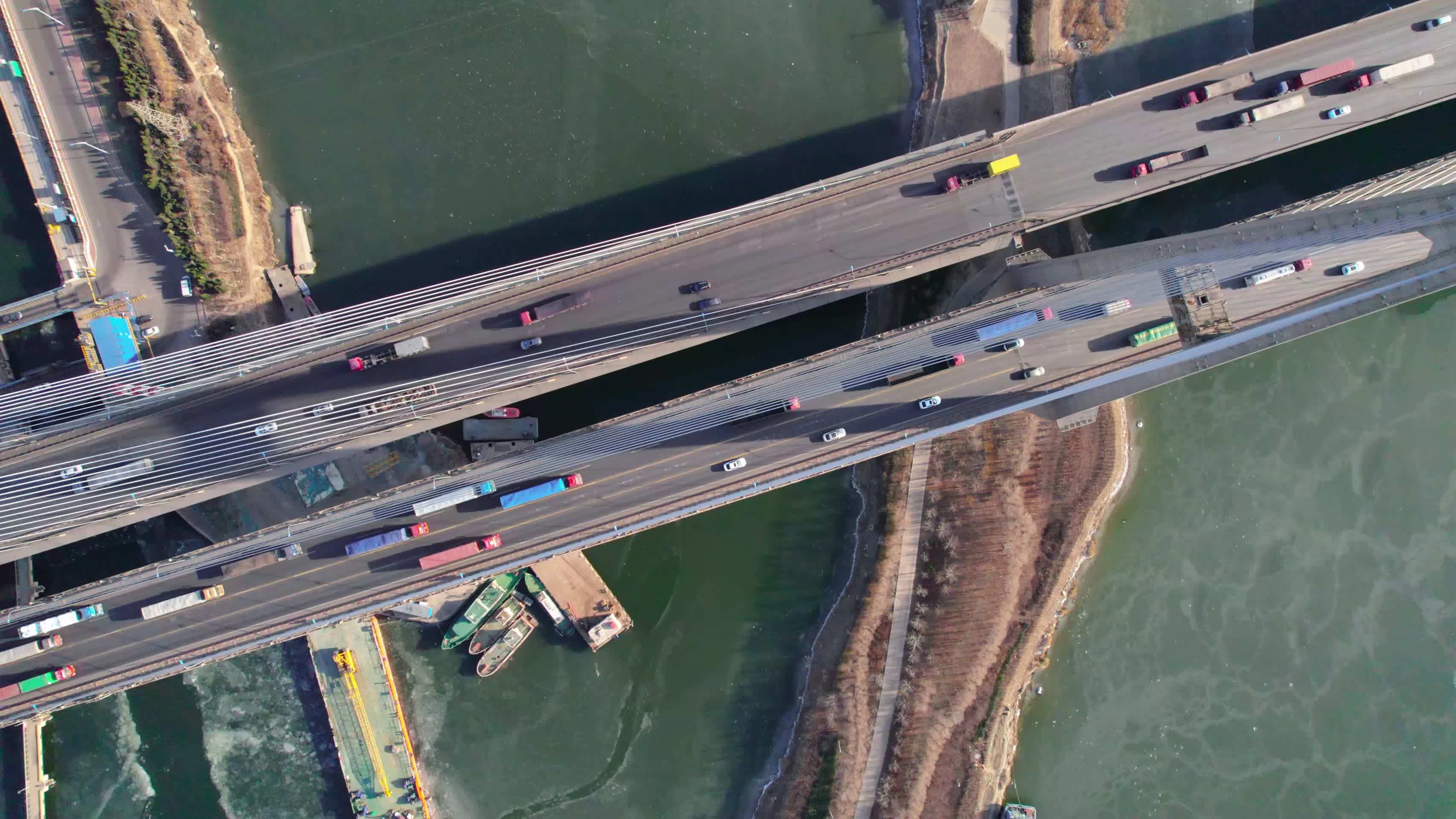 天津滨海新区海河大桥航拍视频的预览图