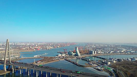 天津滨海新区天津港港口货运航拍视频的预览图