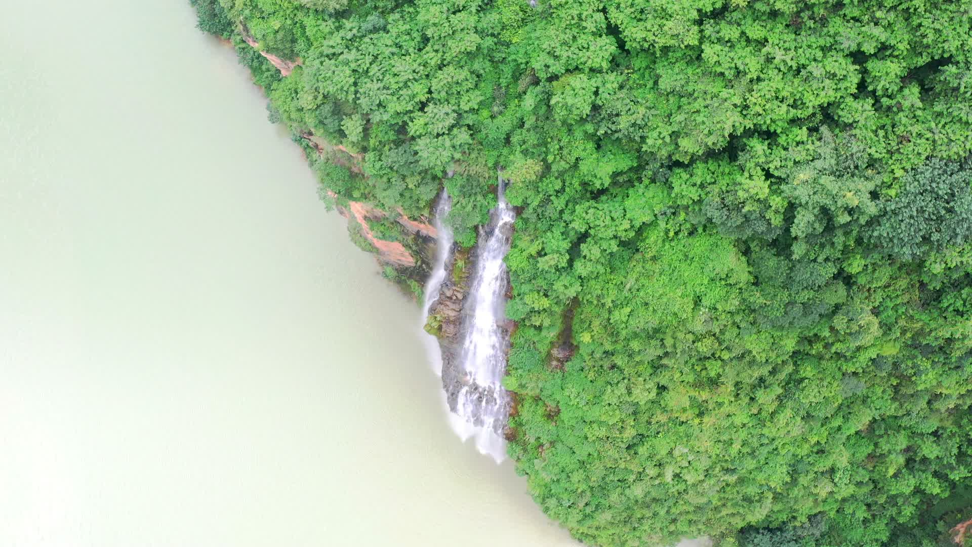 小型瀑布航拍视频的预览图