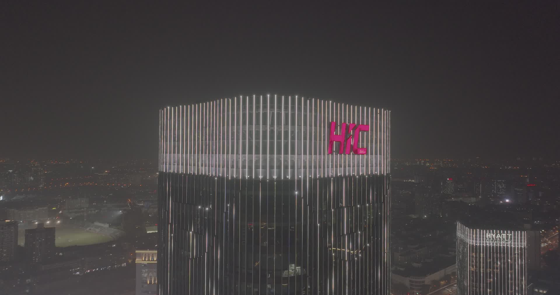 上海五角场合生汇夜景51K超高清航拍视频的预览图