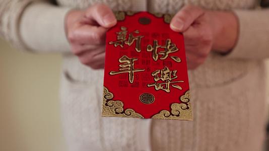春节新年一个中国女人手里拿着红包视频的预览图