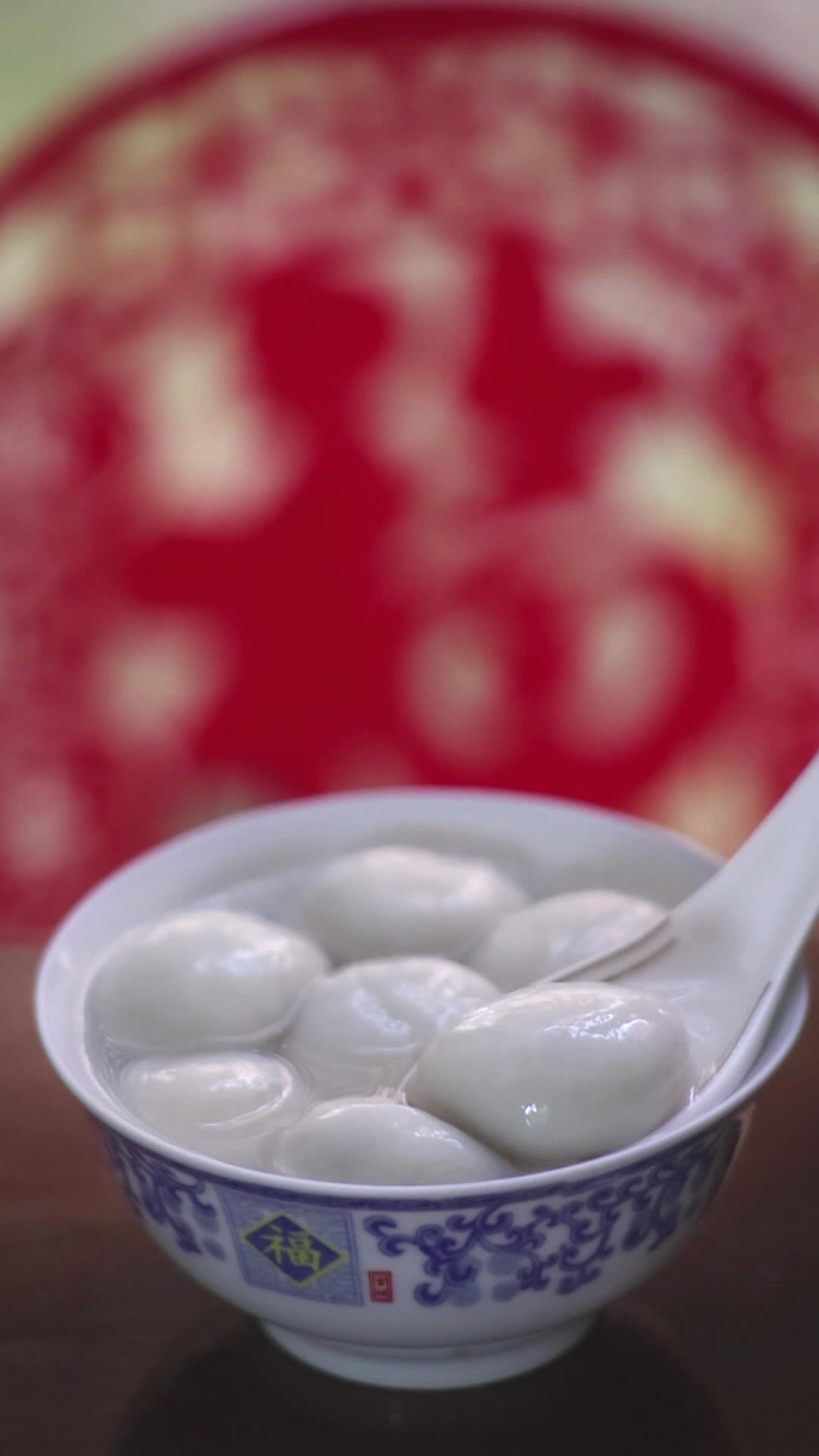 福字窗花背景的春节传统美食汤圆特写视频的预览图