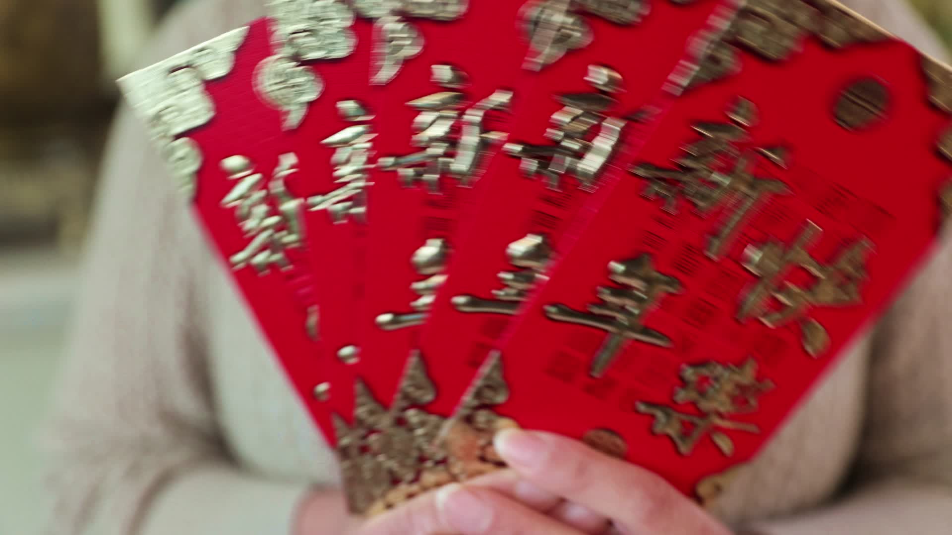 春节新年一个中国女人手里拿着红包视频的预览图