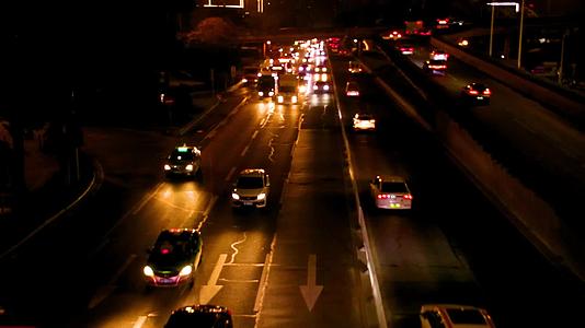 马路上的车流夜间延时拍摄视频的预览图