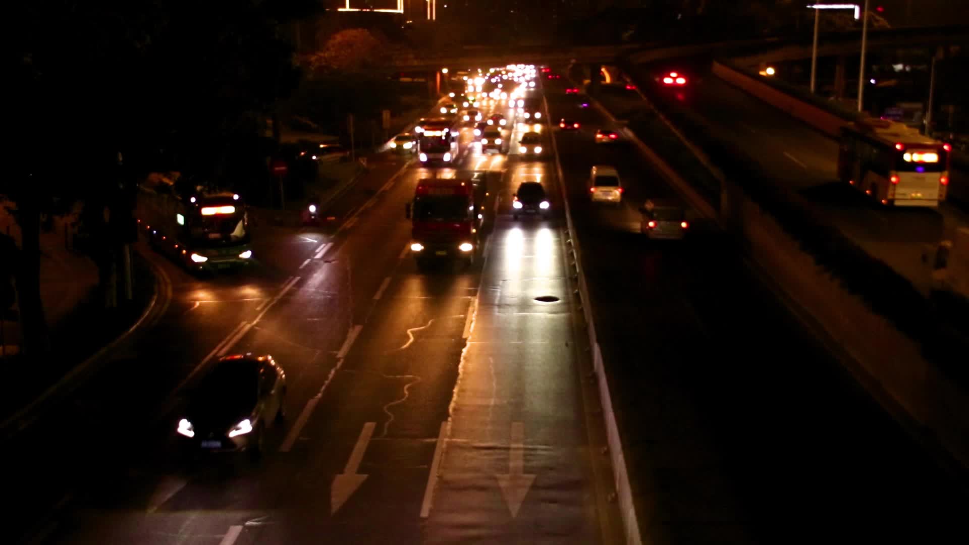 马路上的车流夜间的广州车来车往视频的预览图