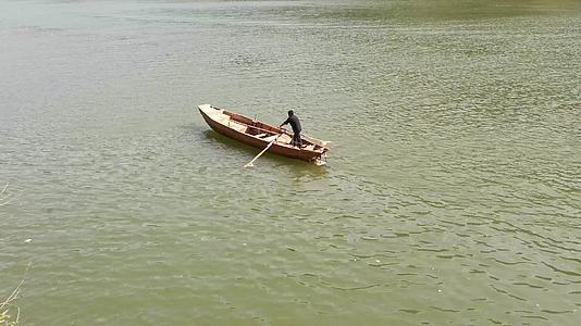孤独的人人在江面上划船视频的预览图