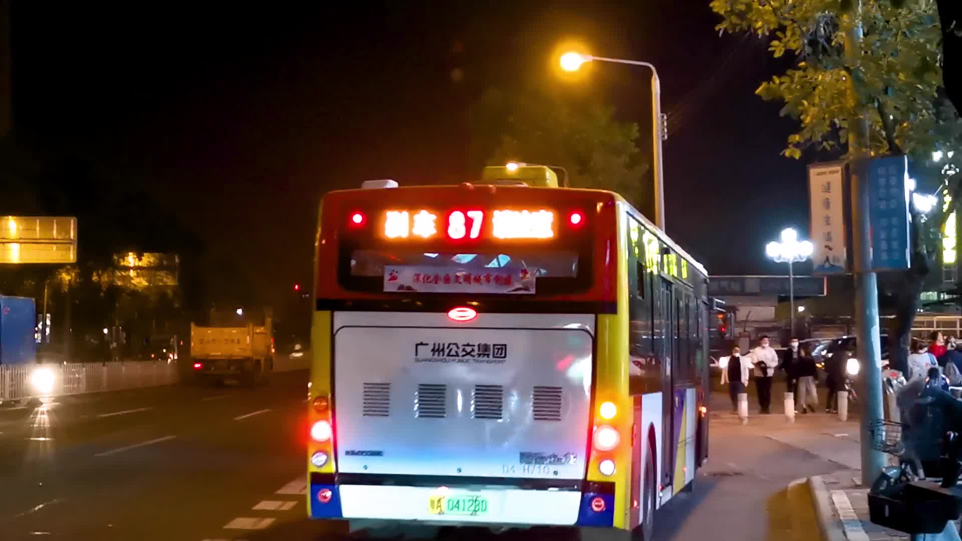 公交车进站等候的人视频的预览图