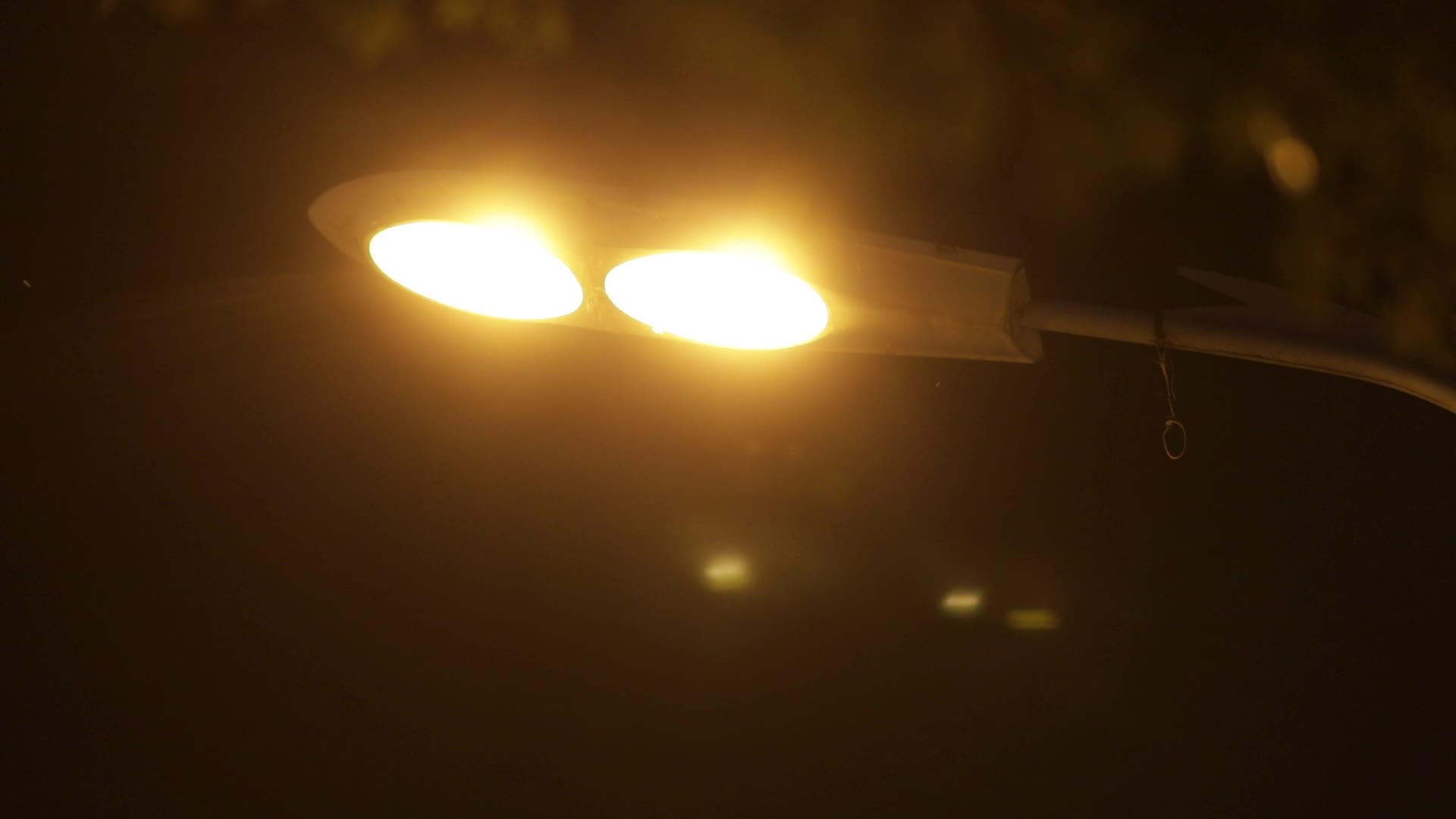 城市夜晚的路灯视频的预览图