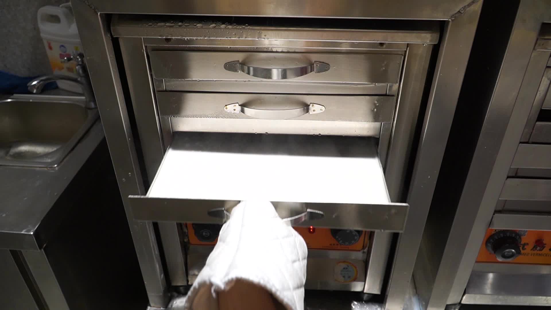 广式肠粉制作早餐视频的预览图