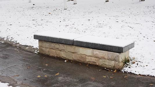 4K北方冬天大雪中公园石头座凳实拍视频视频的预览图