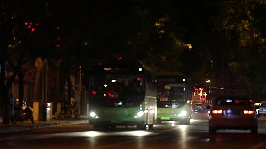 夜晚的公交车视频的预览图