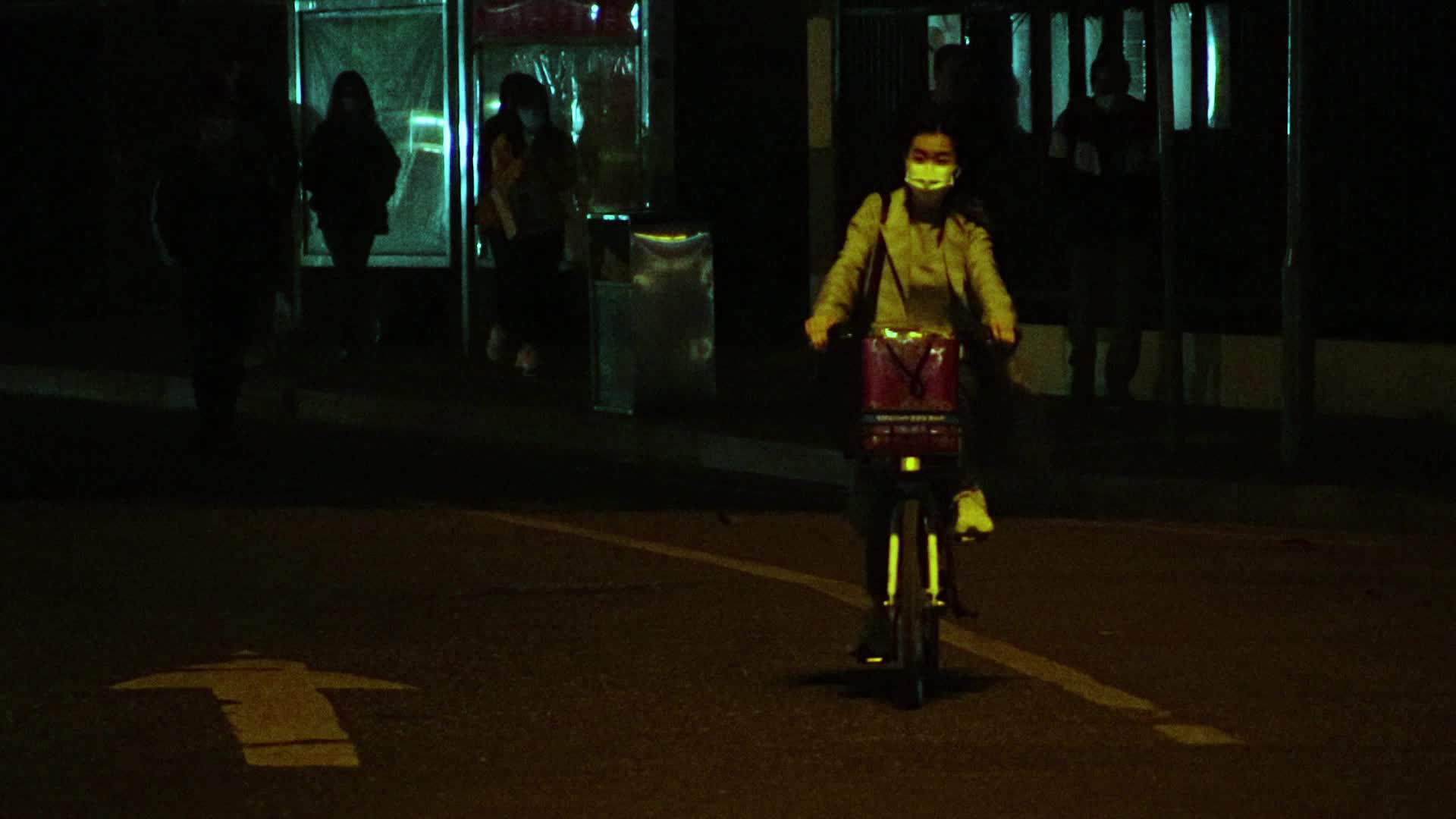 夜深了女孩骑着单车回家视频的预览图
