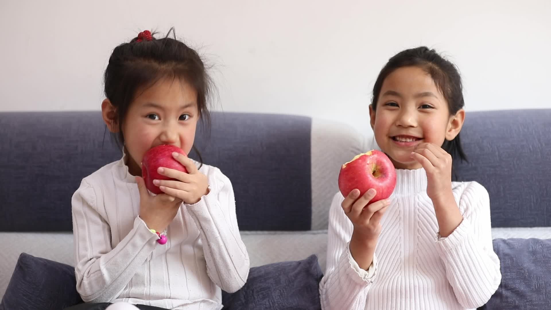 小女孩微笑着吃苹果视频的预览图