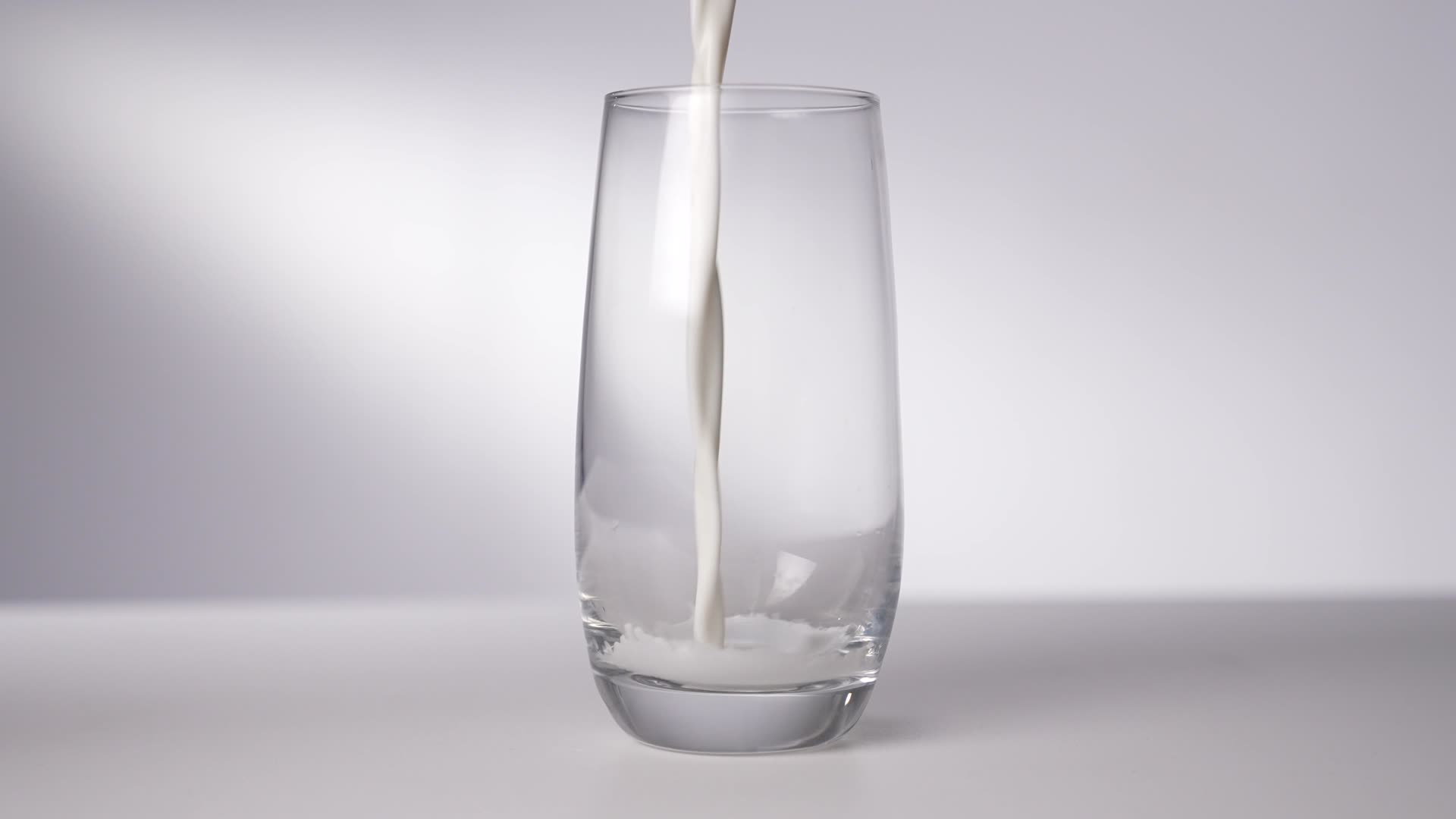慢动作的牛奶倒入杯子视频的预览图