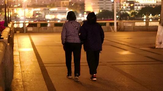 深夜的城市两母女漫步在灯光下视频的预览图