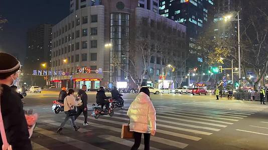 夜晚南京长江路路口视频的预览图