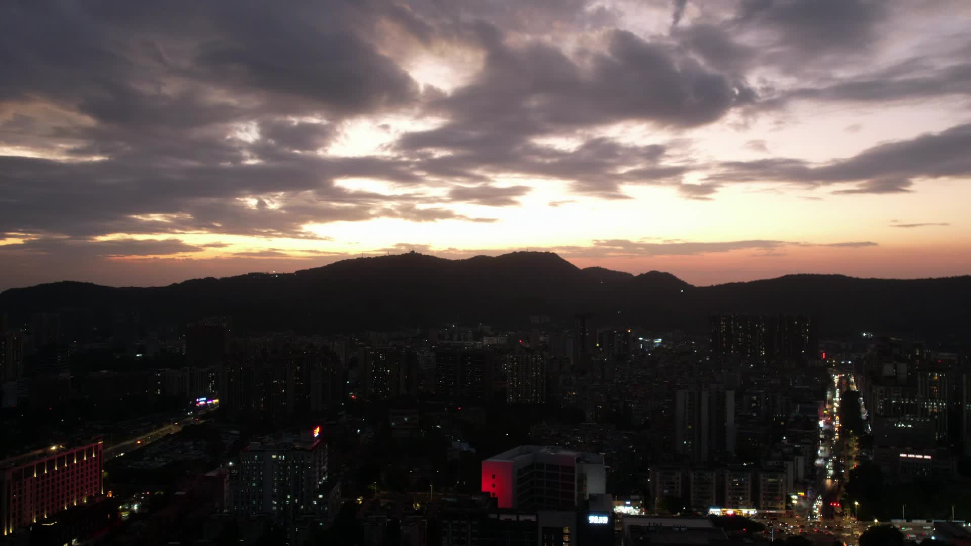 广州城市日落白云山航拍延时镜头视频的预览图