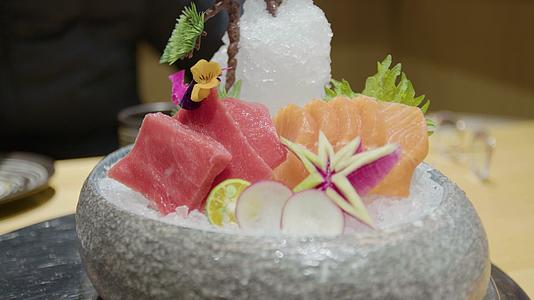 日本料理三文鱼金枪鱼拼盘视频的预览图