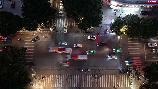 广州天河航拍夜景街道人行道十字路口车辆行人俯拍晚上视频的预览图
