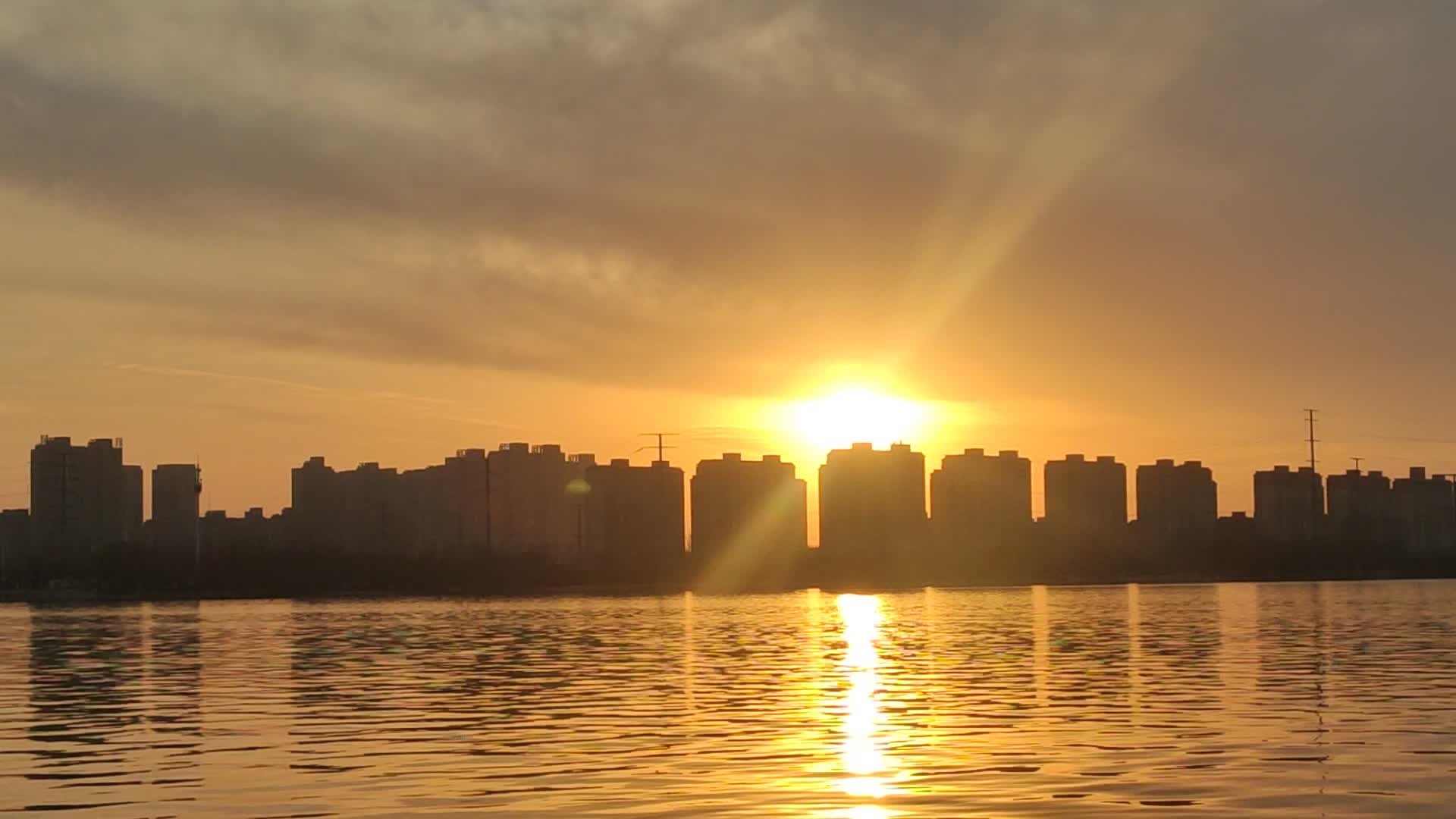 龙湖夕阳视频的预览图