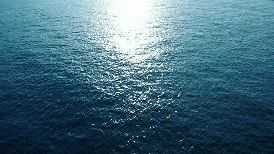 蓝色海面波澜前进方向日出风光4K航拍背景视频视频的预览图
