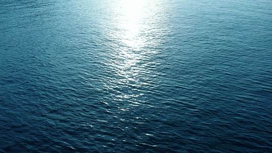 蓝色海面波澜后退方向日出风光4K航拍背景视频视频的预览图