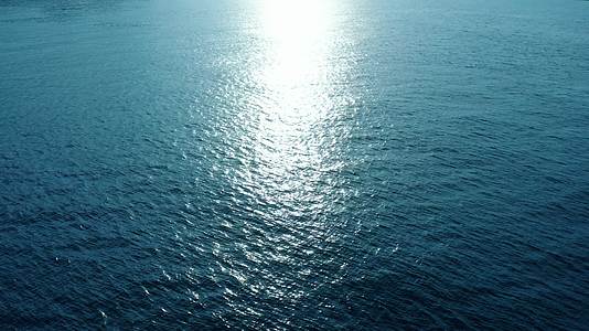 蓝色海面波澜右移方向日出风光4K航拍背景视频视频的预览图