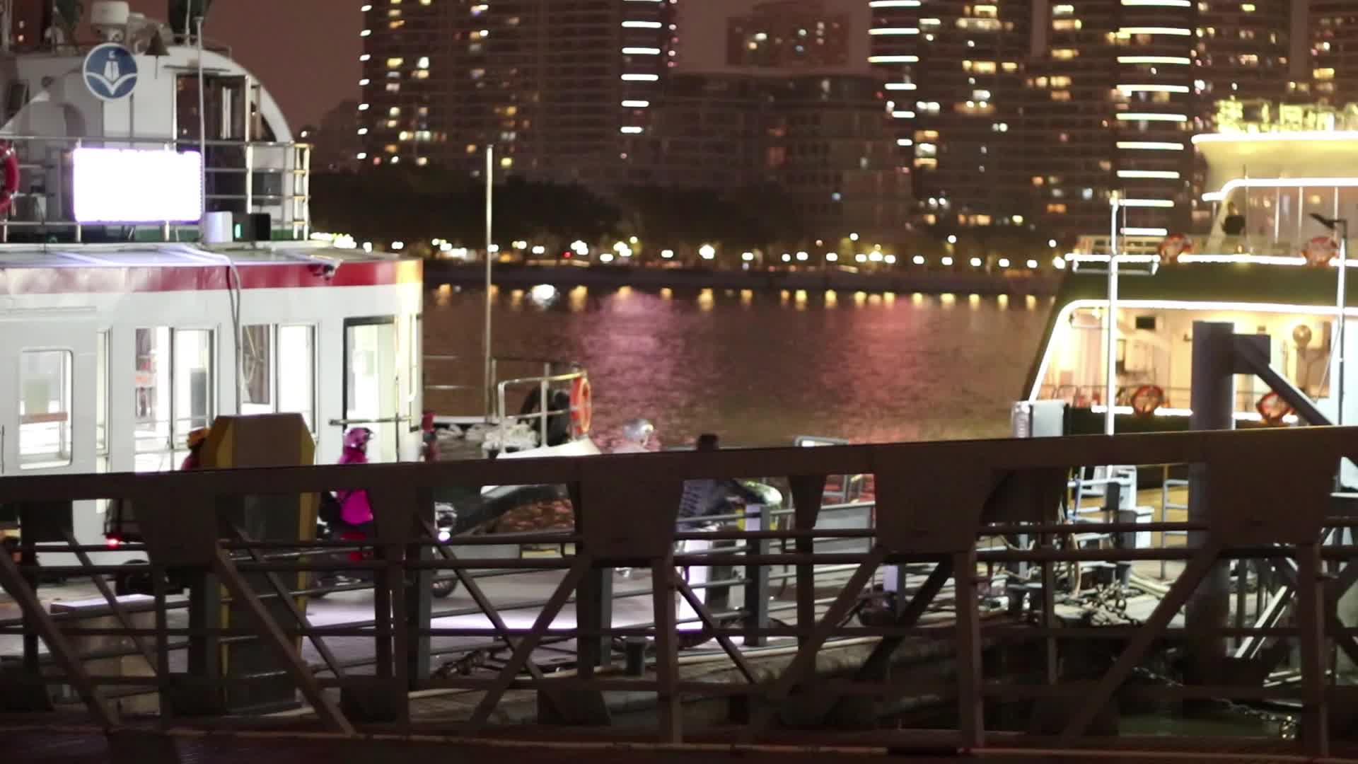 深夜城市码头的行人视频的预览图