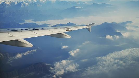飞机上俯瞰川藏高原雪山视频的预览图