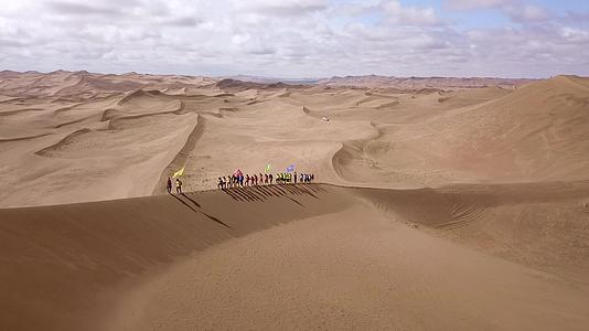 沙漠穿越徒步挑战自我视频的预览图