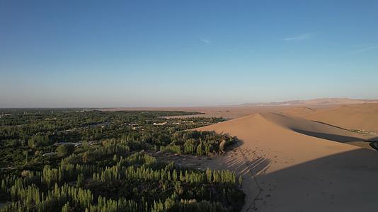 甘肃敦煌月牙泉沙漠绿洲视频的预览图