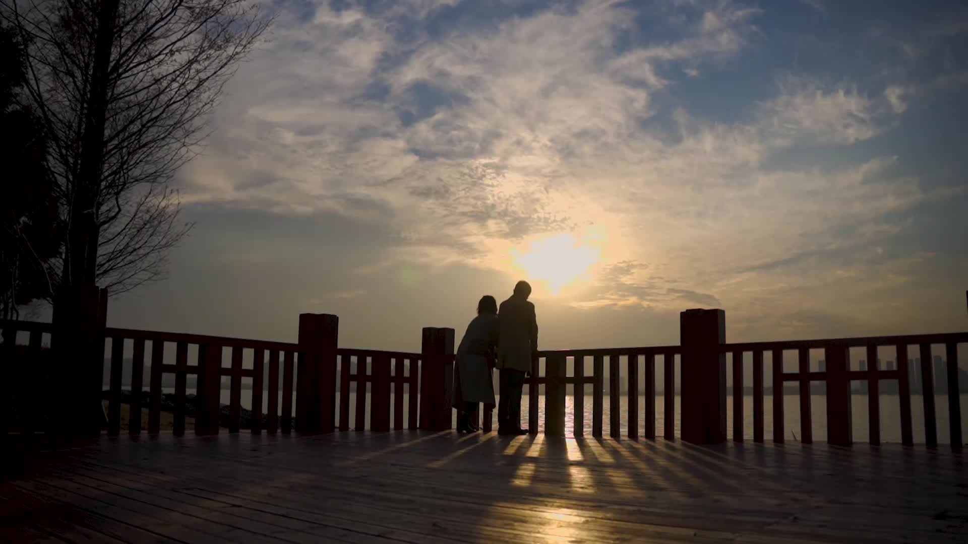 秋日文艺风情侣湖边日落剪影实拍视频视频的预览图